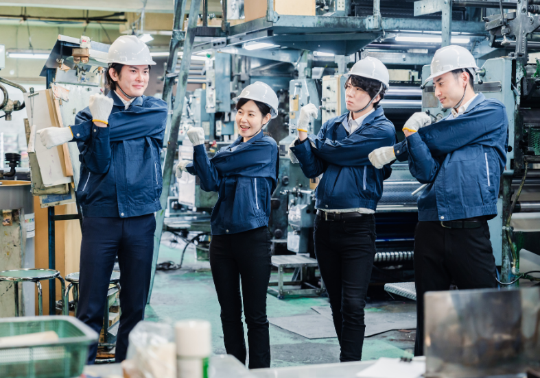 エイジフレンドリー補助金で行う腰痛予防3ヶ月プログラムで体操をする製造現場の作業者